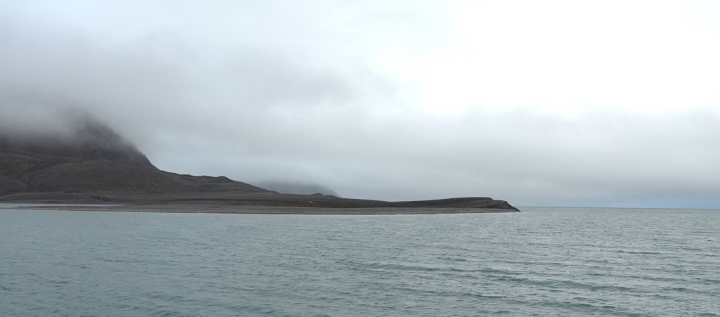 Isthmus in Dahlbrebukta. PHOTO: Lars Hansen | Bridge Builder Expeditions Spitsbergen, Voyage III, 2018.
