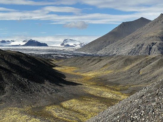 THE FIELD STATION SOLANDER’S EYE | Breiðamerkurjökull | The Glacier Lagoon, Iceland.  |  Solander’s Eye does not observe the landscape beyond the Field Station but is part of the biosphere. Here, a valley behind the station leading up to the glacier - fascinating.