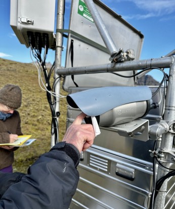 THE FIELD STATION SOLANDER’S EYE | Breiðamerkurjökull | The Glacier Lagoon, Iceland.  |  Solander’s Eye’s annual checkup is now complete. Soft- & hardware have been updated, and each part has been inspected and cleaned. The following 12 months of autonomous observations are now starting…