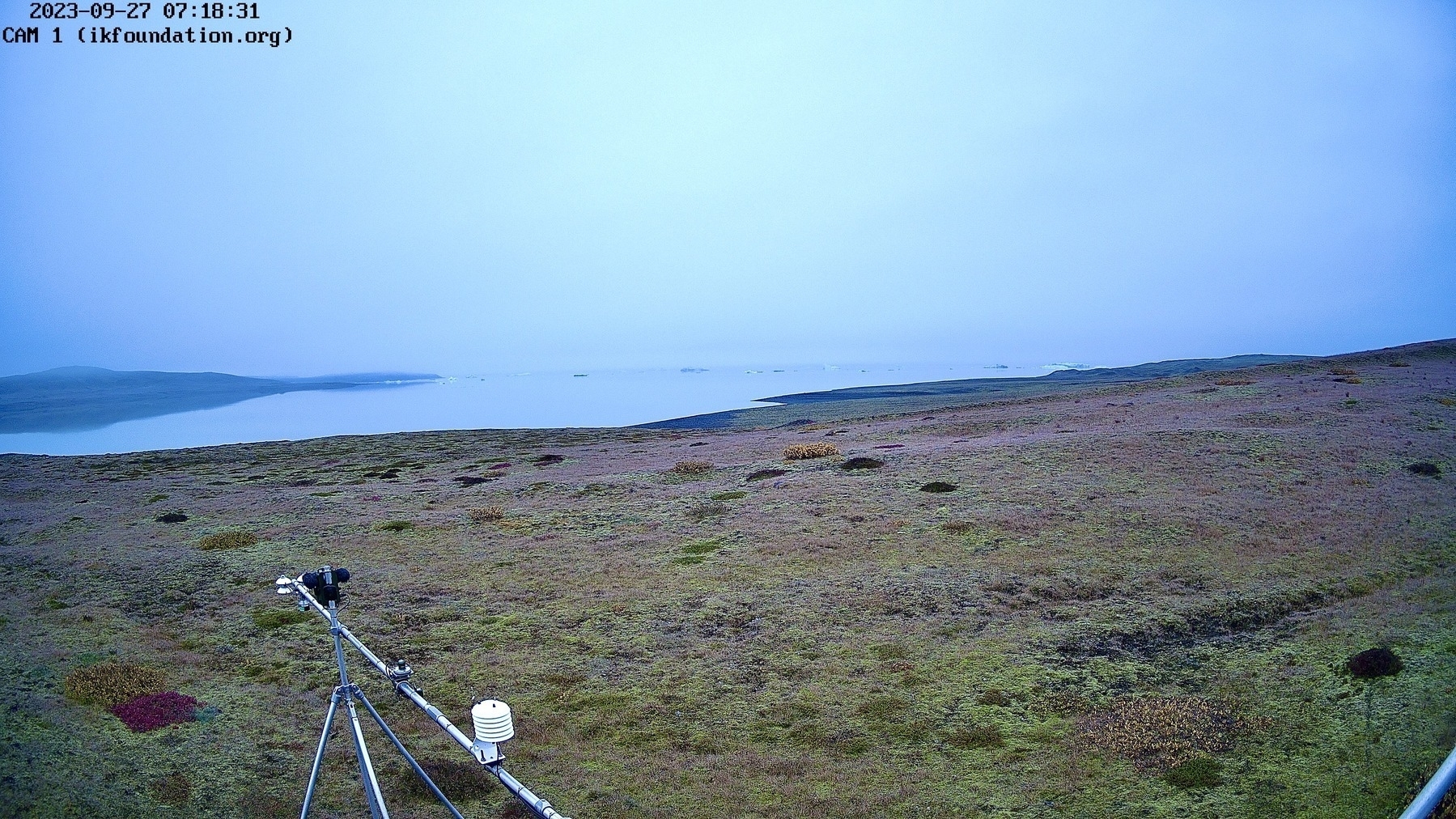 THE FIELD STATION SOLANDER’S EYE | Breiðamerkurjökull | The Glacier Lagoon, Iceland. |
A scenic pastel of colours this morning, captured by Solander’s Eye. Heavy rain over the landscape over the last 24 hours has benefited the low-growth flora that has established itself in the young landscape.