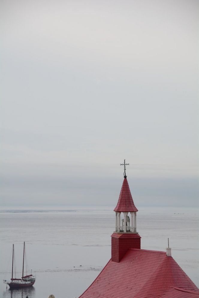 Tadoussac was one of the centres for fur trade between the French and the First Nation’s people during the  17th and 18th centuries – by which it was already an established trading post with a long history. Here a view  over the all important road of trade – Saint Lawrence River – and Petite Chapelle de Tadoussace (Tadoussac  Chapel) built 1747, just a few years before Kalm visited areas close-by. Photo: The IK Foundation, London.