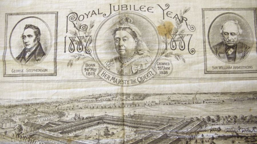 Jubilee year scarf to celebrate Queen Victoria’s “Royal Jubilee Year 1887”. The Mining, Engineering & Industrial Exhibition – Newcastle upon Tyne 1886, is one of the depicted events on this scarf. Print in black on unbleached cotton, 54×54 cm in size. (Owner: Whitby Museum, SOH595). Photo: The IK Foundation, London.