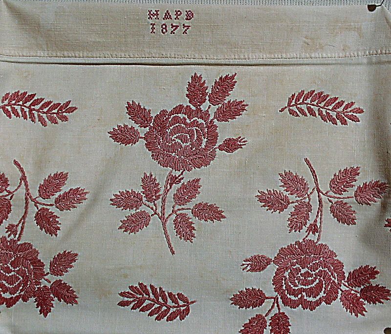 Embroidered pillow-case with 1-ply machine-spun cotton thread on cotton fabric, dated 1877 in so-called Delsbosöm; Delsbo district in Hälsingland, Sweden. As interestingly noted by the Nordic Museum: ‘The letter “H” in front of the female initials was common in Hälsingland and stand for “Hustru”(Wife). The letter “I” in the same way means “Jungfru”(Maid), accordingly an unmarried woman’. (Courtesy of: Nordic Museum, Stockholm, NM.0144066, & historical facts & translated quote from catalogue card).