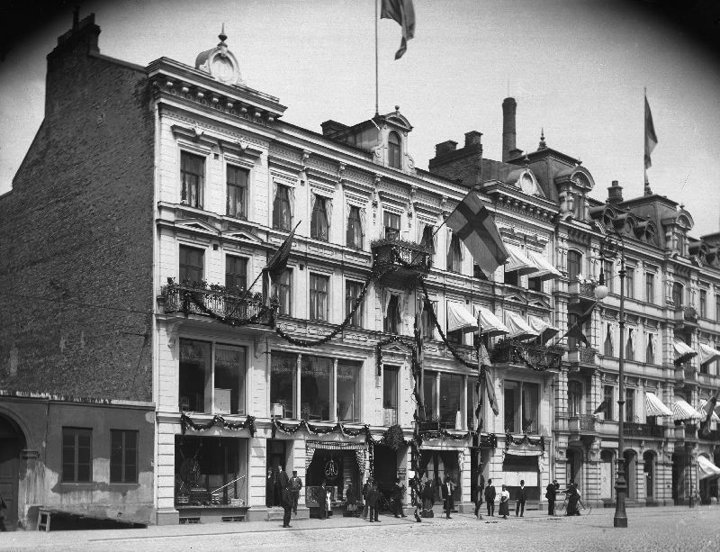 The premises of the handicraft organisation in Malmö 1908 – at Gustav Adolfs Torg 45 – situated close to a busy market place in the Old Town. (Courtesy of: Malmö Museum, No: EF 000207. Photo: by Viktor Roikjer).