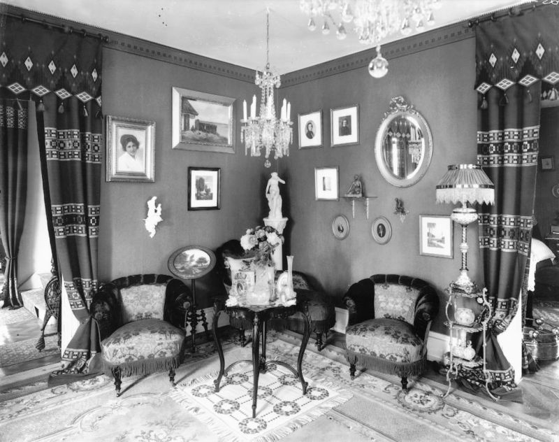 Interior from a well-to-do Malmö home in the 1890s. The fashionable draperies were clearly inspired by the farming communities’ textile traditions and used motifs from earlier time periods (ca 1700-1850) in close-by rural areas. (Courtesy of: Malmö Museum, No: MM FK267).