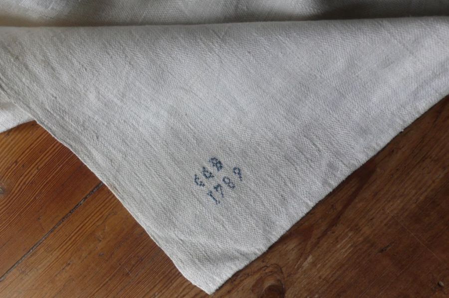 One of the corners is added with ‘CCB 1789’ in small cross stitches using grey-blue linen thread, the letters refer to Charlotta Catharina Bielke (1765-1793). She married the year before the dating of this tablecloth – 29 January in 1788 – with Louis de Geer af Leufsta (1759-1830). (Private ownership) Photo: The IK Foundation, London.