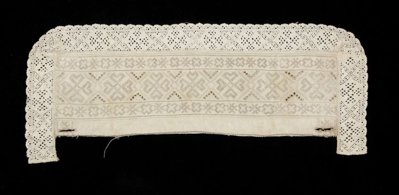 This well-preserved detachable collar, once used on a linen bridegroom’s shirt, is an example of the rich traditions in Skåne – to combine laces and whitework embroidery in mirroring designs. The handmade linen bobbin lace used for this collar is 4,5 cm wide, dating circa 1800-1840, an acquisition made already in 1875 via the artist and folklore researcher Nils Månsson Mandelgren to the Nordic Museum. (Courtesy: The Nordic Museum…NM.0009990).