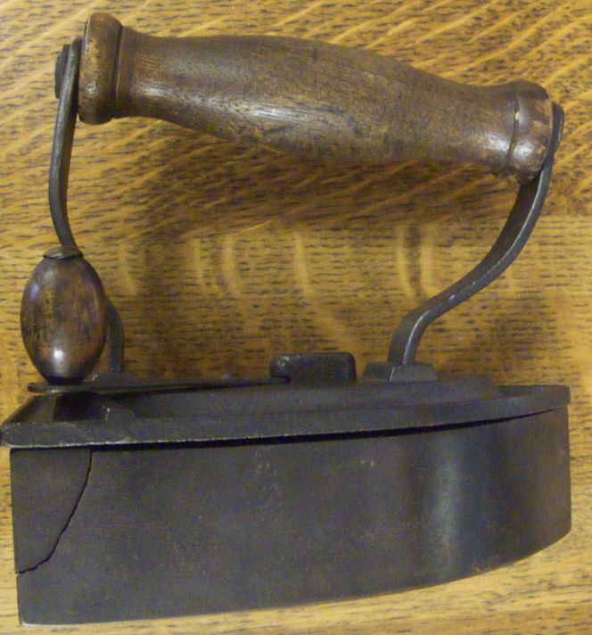 Victorian box iron of an ordinary model, whilst two of the box irons from this period in the researched collection is in miniature format and were thus specially intended for areas otherwise difficult to reach on collars and smocks, etc. The collection also contains two ‘stands’, one of which is horseshoe shaped; the iron could be rested on a stand of this kind either during use or when not needed in the household. (Collection: Whitby Museum, Social History, SOH333.) Photo: Viveka Hansen, The IK Foundation.  