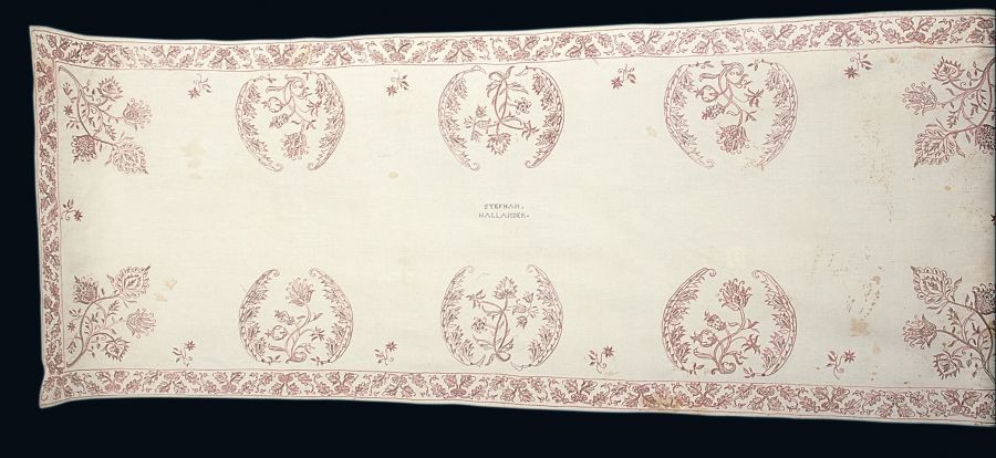 17th century cloth of linen with stem- and satin stitching in pink/red silks – the name “Stephen Hallander” was embroidered in cross stitch. Length 196 cm and width 71 cm. Photo: The IK Foundation, London.
