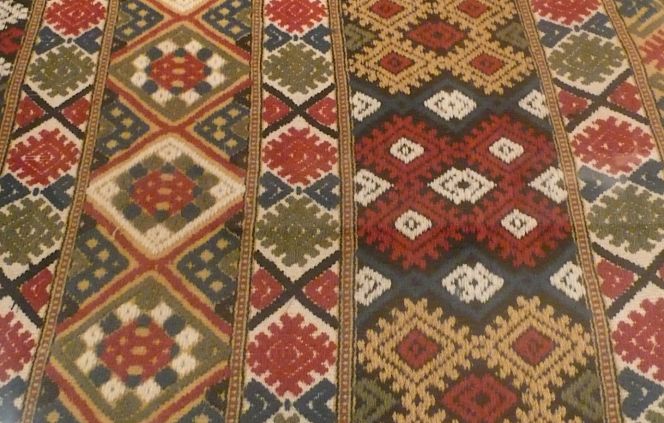 Early 19th century ‘krabbasnår’ showing similar type of motifs from south eastern Skåne – exhibited at Kulturen in Lund, Sweden. The museum’s textile gallery displays among its many fabric qualities, embroideries and lacework also a selection of local weaving techniques; where the illustrated example was studied during 2014. Photo: Viveka Hansen.