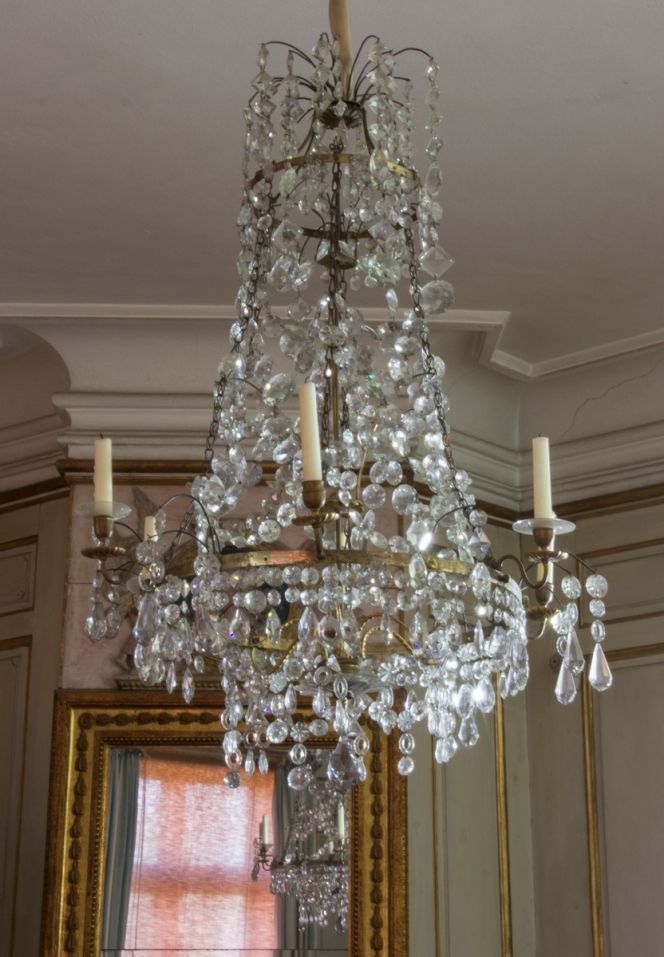 This crystal chandelier with holders for six candles shows similarities – even if larger in size – with a listed model in the inventory. Such a fine piece was added to the Christinehof interior on the first floor according to a note written in 1765: ‘One small chandelier with six holders of cut crystal and gilded mountings’. Other candle-holders were placed on the walls, present on the same floor already in 1758, for instance: ‘8 mirror sconces with double candle-holders and gilded frames and multum covers’. It seems to have been a general rule to protect the valuable chandeliers and mirrors when not in use, judging by several notes of this kind in the inventory. (Courtesy of: Nordic Museum, Stockholm, Sweden. Skanm.0068103. Digitalt Museum).