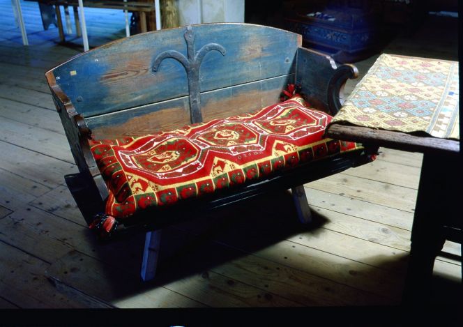 Carriage seat with travel cushion from south eastern Skåne. (Owner and interior:  Österlen museum, Simrishamn, photo: The IK Foundation, London).