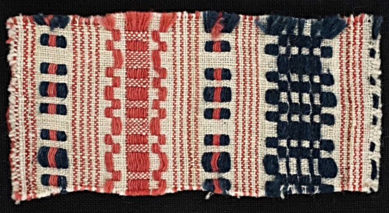 This fabric sample was handwoven around the year 1875 or somewhat earlier in the Medelstad district in the Blekinge province. The choice of colours and the so-called monk’s belt technique were traditionally used for towels, tablecloths, etc., in this geographical area. | Collected by Lilli Zickerman (1858-1949). (Courtesy: Malmö Museums, Sweden. MM 026680).