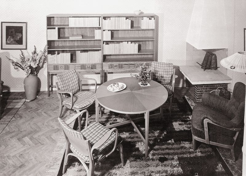 Interior by Svenska Slöjdföreningen (The Swedish Society of Crafts and Design) at the exhibition held in the newly built “Friluftsstaden” in Malmö, 1944. In this picture showing apartment no. 15, the Handicraft organisation of Malmö County was represented with furnishing textiles. (Collection: Photo archive: Form, Sweden. Unknown photographer in 1944. Public Domain).