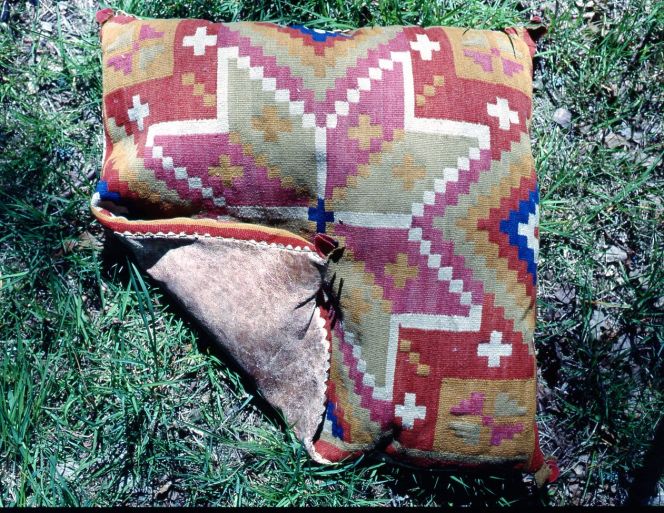 A chair cushion, with an eight-sided star, whilst the backing of leather has an unusually beautiful white leather border as an extra decoration. East Göinge district, Skåne. (Owner: Broby hembygdsförening). Photo: The IK Foundation, London.