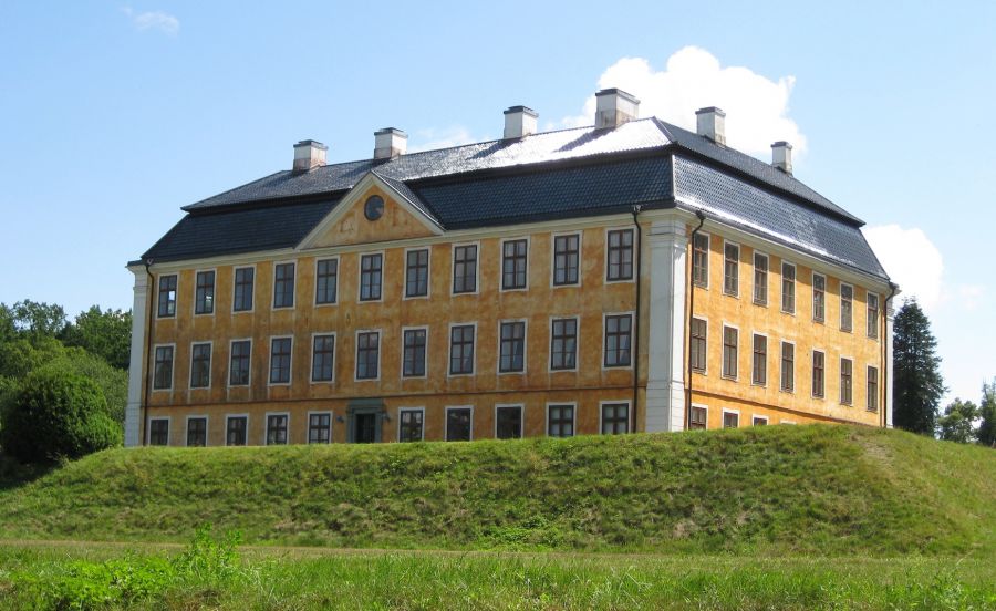 The number of tables in this large manor house in 1758 counted to around forty models of various uses. Here the three-storey Christinehof manor house seen from northeast. The façade was renovated in 1993 and restored to its original dark yellow colour (Courtesy of: Wikimedia Commons).