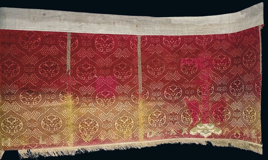 Antependium dated 1619. The fabric is of Italian origin – cut and uncut velvet on a satin ground – decorated with a wide silk fringe, bobbin laces of gold metallic threads and a fragmented embroidery. This cloth is also a clear example of how the daylight/sun over time bleached that part of the antependium which draped the front of the altar. Length 240 cm and height 104 cm. Photo: The IK Foundation, London.