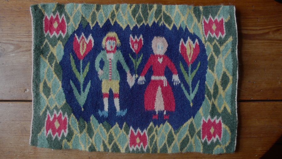 Historical reproduction of flamskväv or dove-tail tapestry (wool and linen, 32x22cm).  Photo and woven fabric: Viveka Hansen.