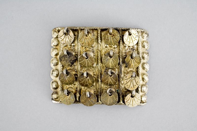 To my knowledge neither local everyday clothing or more festive garments are preserved from this period in Malmö, but during archeological excavations a rich selection of silver items have been unearthed, once important part of the dress. This well-preserved gilded silver model for instance – found in the district Druvan in Malmö in 1888 – was used to decorate or/and hold together a upper garment at the neck. The item was probably made in the 17th century (dated to pre-1677). A design of this type has its roots in Medieval time, according to research by the historian Sigfrid Svensson in the 1970s. (Courtesy of: Malmö Museum, MM029603:011, Creative Commons).