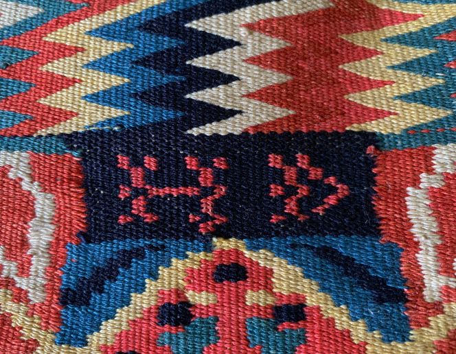 This detail of the travel cushion shows not only the initials of the probable original female weaver or owner but also perfectly symmetrical zigzag motifs – a widespread feature of these tapestries. The female weavers in the better-off farming districts produced increasingly fine examples of such zigzag designs from the 1810s to the 1850s. All these carefully selected motifs were handwoven on a horizontal loom using the double-interlocked tapestry technique – or rölakan in Swedish – on a linen warp and multicoloured woollen weft. (Private ownership). Photo: The IK Foundation.
