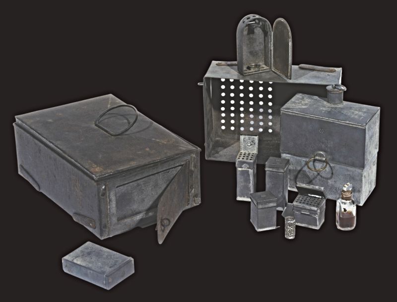 A very well-preserved and innovative tin cooking apparatus was among Joseph Banks’ (1743-1820) personal belongings and is thought to have been used on James Cook’s (1728-1779) first voyage, 1768-1771, an expedition in which the Linnaeus apostle Daniel Solander (1733-1782) also took part as Banks’ assistant. This uniquely preserved portable equipment must have been very handy for cooking on the many field trips undertaken during the expedition; however, how often it was used remains unknown. In addition to the cooking apparatus itself, one can also see a colander, storage jars, a salt cellar, and a pepper pot. The pieces slot together so ingeniously that everything fits neatly into the box-like outer case. The specially made equipment might also have been used to dry plants before storing them in paper parcels during the extensive collecting work on field trips. (Courtesy: Royal Geographical Society, London, United Kingdom).
