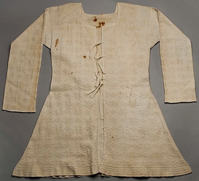 The province of Halland had not only a knitting tradition of woollen stockings and sweaters used by several strata of society during the second half of the 18th century, but also much finer cotton garments, knitted in purls of eight-pointed stars and diamond shape motifs. Like this well-preserved example dating circa 1750-70. Such a jersey styled garment however, was probably part of a well-to-do woman’s clothing, due to that cotton at this time was regarded as luxury goods and the design has similarities with upper class fashions. (Courtesy: Nordic Museum, Stockholm. No. NM.0127422. Digitalt Museum).