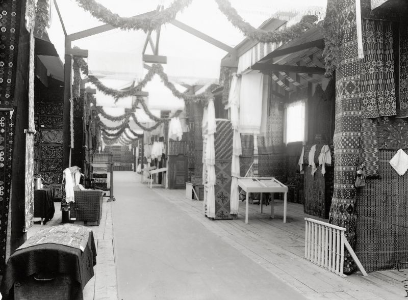 The handicraft organisation of Malmö showed some of their extensive collections at the “Handicraft road” during the Baltic Exhibition in 1914. (Courtesy of: Malmö Museum, No: EM 1072).