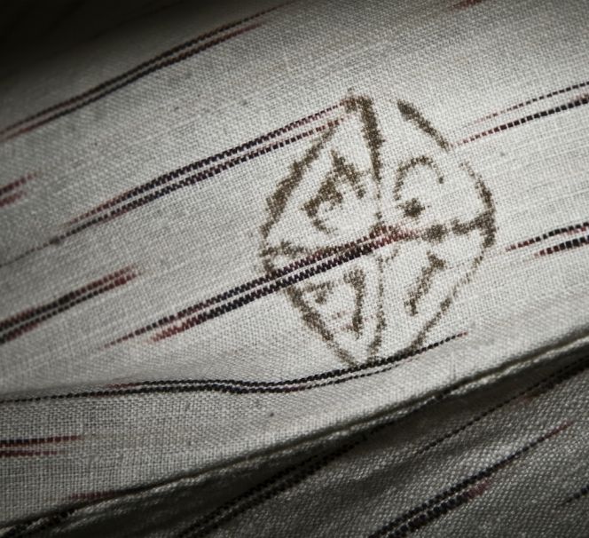 Close-up detail of the bale mark VEIC (Honourable East India Company/HEIC), preserved on the banyan illustrated above, dating ca 1770s to 1790s. The ‘V’ appears to originate from ‘United’ as the Company also was named ‘United Company of Merchants of England Trading to the East Indies’ (Courtesy of: The Nordic Museum…NMA.0065411).