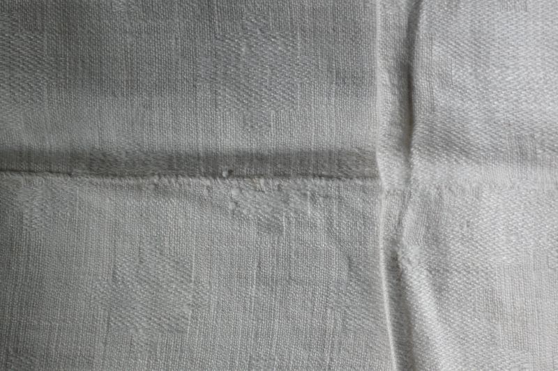 It is unusual for this sort of large size linen tablecloth to have been preserved for so long without being shortened, adjusted or laundered in an unsuitable way. On this close-up it is also possible to study how beautifully the middle seam is finished off – both on the front and back. The tablecloth measuring exactly 6,00 x 2,66 meters and is quite heavy too, weighing just over five kilos or 11 pounds! (private ownership) Photo: The IK Foundation, London.