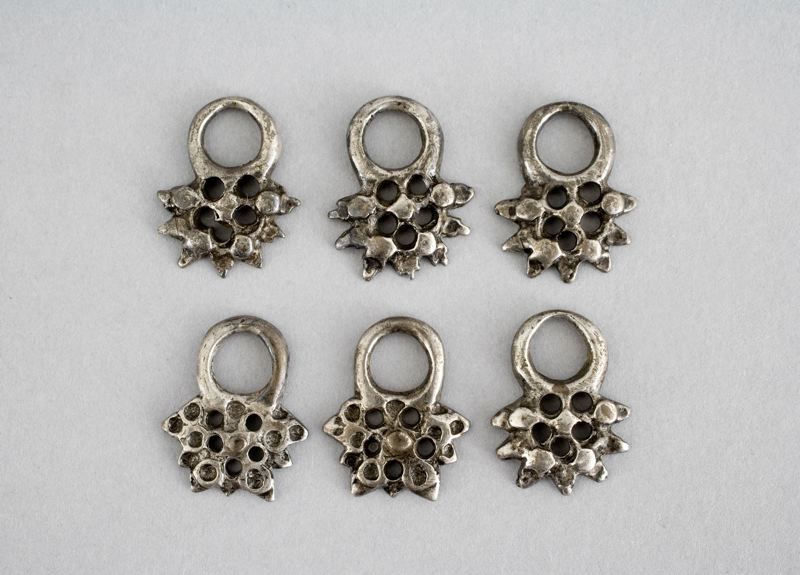 These six small silver buckles have a similar history as the item above, dated to pre-1677 and found in the same spot in 1888. Buckles of this type also have a long history back to the Medieval period and was commonly used in two or three pairs on the upper garment. A string, ribbon or silver chain was drawn through the buckles to tighten/hold together the upper part of the bodice – before the introduction of buttons and buttonholes. (Courtesy of: Malmö Museum, MM029603:015, Creative Commons).