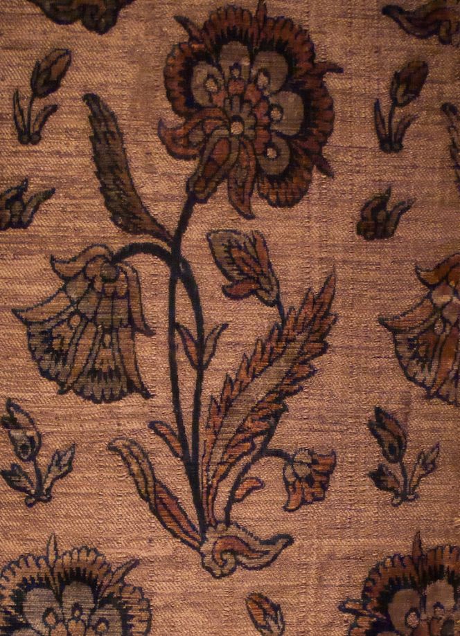 In general regarding textile material, Niebuhr most frequently showed an interest in cotton, woollen and silk useful for everyday clothes. But he also briefly noticed fine silk fabrics and carpets in connection to trade within Persia (noted above), however without any specific observations on motifs, colours or techniques. This beautiful velvet fragment of silk, cotton and metal threads spun around a silk core, may stand as a comparable example to Niebuhr’s experience of the most exquisite qualities existing in the area and which had been produced in Persia (Iran) for centuries at the time of his visit in 1765. (Collection: Islamic Art Exhibition, no. 8/1986, early 17th century. The David Collection, Copenhagen, Denmark). Photo: Viveka Hansen, The IK Foundation.
