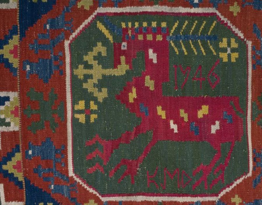 A close-up detail of another bedcover, dated a few years later in “1746” with the initials “KMD”, demonstrates that the skilled female weavers in the farming villages around Malmö often used the same type of motifs and choice of natural dyes for various weaving techniques. This time-consuming weave was made in a tapestry type “rölakan” on linen warp with woollen weft. 213 cm x 116 cm, Hököpinge village, Oxie district, Skåne, Sweden. (Courtesy of: Malmö Museum, MM 002452, Creative Commons).