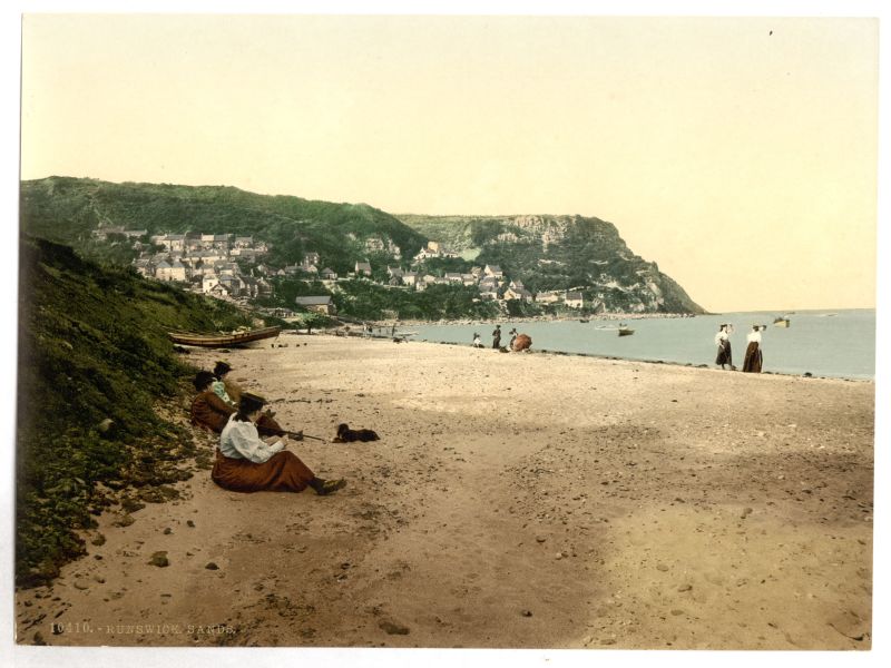 A second example of the popularity of white shirts came to be visualised in this photograph taken around the year 1900 along the beach south of the village Runswick Bay, about ten kilometres north of Whitby. (Courtesy: Library of Congress. No: 09088. Originally published by Detroit Publishing Company, 1905. Public Domain).