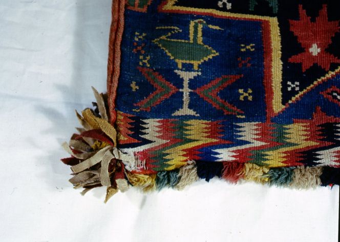 “Kavelfrans” (napped edgings), corner tassel of cloth and a decorative border. On a “rölakan” cushion from Skytts district, Skåne. (Owner: Malmö Museum). Photo: The IK Foundation.