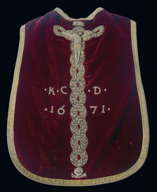 A well-preserved velvet chasuble dating 1671, with the donor’s initials “KCD”, from the St Petri Collection. The decorative back has a high-relief embroidered “Barock style” scene of the Crucifixion – in metallic threads of gold/silver and matching ornament-woven borders. The contrast between the dark red velvet and the gold/silver details is a common characteristic for this period and the preceding century. Height 123 cm and width 87 cm. Photo: The IK Foundation, London.