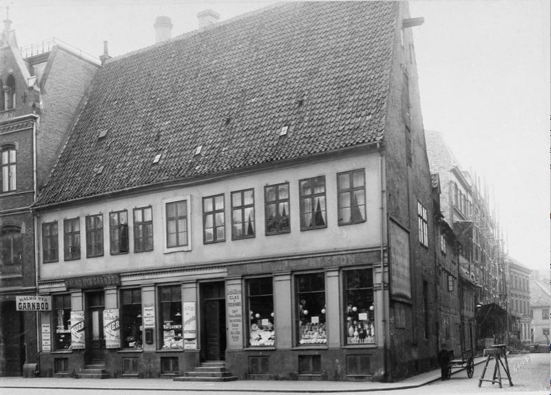 A study of photographs taken in Malmö in the 1890s, reveals that at least two shops sold yarn. This particular image was taken in 1899, the corner of Södergatan and Balzarsgatan situated in the central parts, by the local photographer Axel Sjöberg. In the “Malmö Nya Garnbod” [Malmö New Yarn shop] customers could purchase yarn for leisure activities, educational needlecraft, embellishing clothing or for details in interiors – like woollen yarn to make strong coloured tassels as on the image above. (Courtesy of: Malmö Museum, No: EH: 002116). 