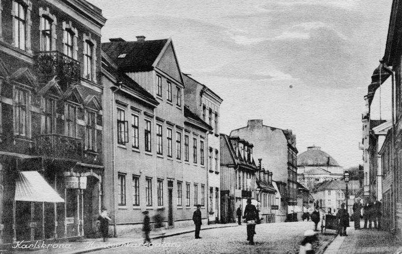 This early photograph gives an interesting glimpse of city life in Karlskrona during the 1870s. The mixed architecture on the centrally located ‘Hantverkaregatan’ has a mixture of stone-built houses with iron balconies, side by side with one, two, or three-storied wooden houses. Curtains can be dimly seen in some of the windows. Otherwise, we know little about these particular interiors and used textile furnishing. However, this was a time of great changes; one of the most obvious in this city must have been the arrival of the railway in 1874. (Courtesy: Marine Museum, Karlskrona, Sweden. MM06444. Unknown photographer. DigitaltMuseum).