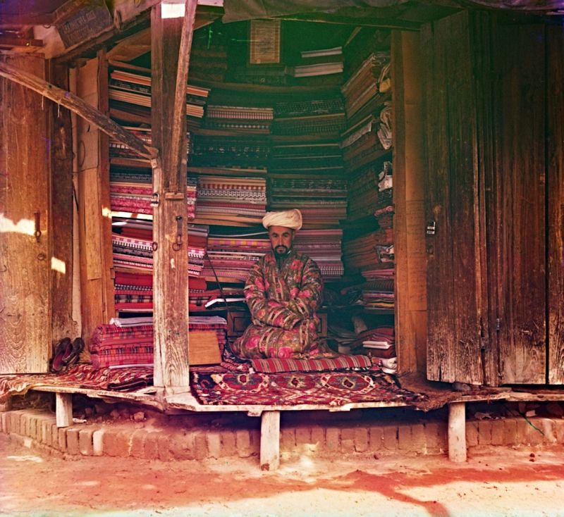 Textile merchant in Samarkand on the Silk Route circa 1905-15 – a prosperous trading city for more than a thousand years at this time. This early colour photograph gives a unique and informative comparison to trading in all sorts of desired delicate fabrics, probably similar to the qualities originating from the wide-stretching caravan routes mentioned in Johan Peter Falck’s (1732-1774) extensive journal. (Courtesy: Library of Congress, Prints & Photographs Division, Prokudin-Gorskii Collection, reproduction number, LC-P87- 8001A [P&P] LOT 10338).