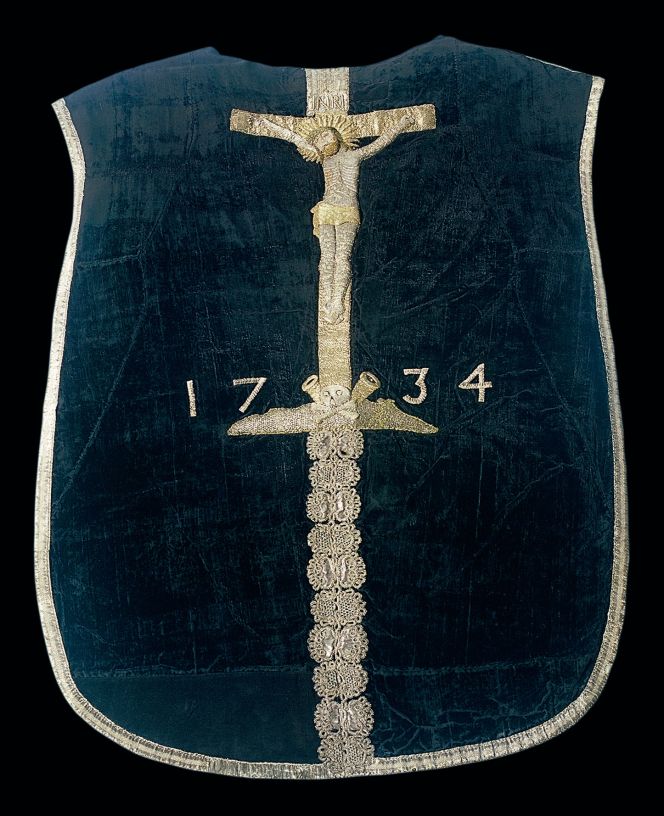 A very similar style chasuble dating 1734, gives evidence too for that such a Crucifix design with a relief embroidery in silver and gold metallic threads added with matching edging of the vestment, was preferred during quite a long period. This style was even living on into the 19th century, but black velvet then became more popular. Furthermore, new acquisitions of liturgical vestments and altar decorations must have been very rare during this period in St Petri church. While this “1734” chasuble is one of two items only preserved from the 18th century and up to the 1870s – a period of 170 years. Back of the chasuble: Height 112 cm and width 83,5 cm. Photo: The IK Foundation, London. 