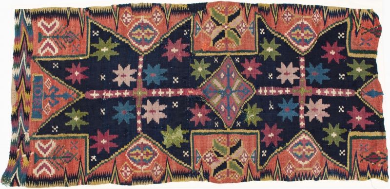 Another example is the so-called “Skytts star” from Skytts district in the Skåne province, woven in an intricate combination of stars and tree of life motifs. Zigzag ornamentations were often included to finalise and decorate the edges of such furnishing textiles. Similar in style as may be studied on this somewhat fragmented cushion in double interlocked tapestry dating 1801 on linen warp with woollen weft, which belongs to a group of only six examples, possible to trace of this particular design. (Courtesy of: Stiftelsen Skånsk Hemslöjd, Hemslöjden Collections. MSSH-0055. Digitalt Museum).