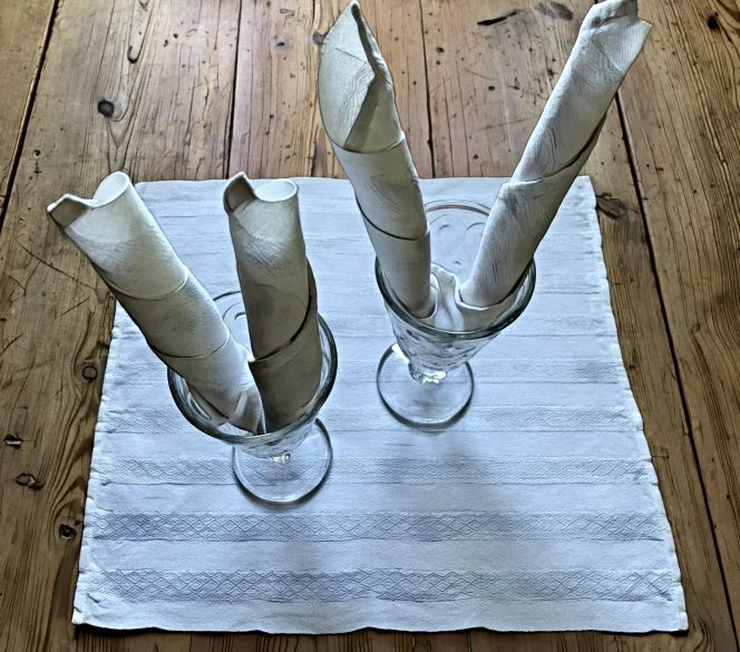 Twelve napkins of “gåsögon” and tabby, woven on my handloom more than 40 years ago, are still in use over and over again in the household. A close-up image of the design is below. (Private ownership). Photo and woven napkins: Viveka Hansen, The IK Foundation.