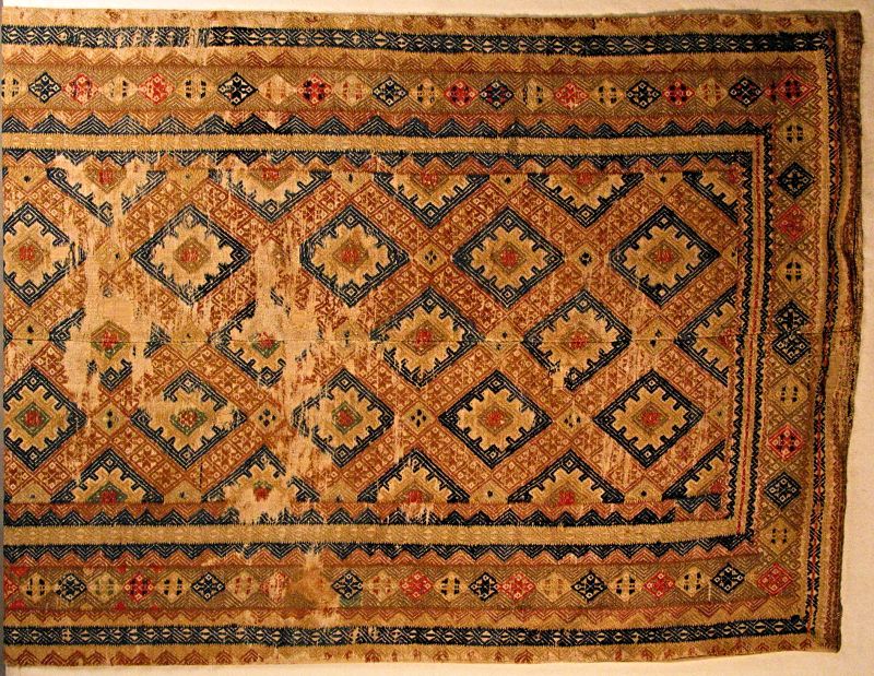 Bedcover woven in ‘opphämta’ on an unbleached linen warp, with a weft of coloured woollens for ornamentation on a linen shuttled ground. Notice the middle seam on the bedcover; this was due to the relatively narrow looms, which made it necessary to weave two identical but reversed pieces to get the required width of a bedcover. Early 19th century Medelstad district, Blekinge province. (Courtesy: Nordic Museum, Stockholm, Sweden. NM.0120250. DigitaltMuseum).