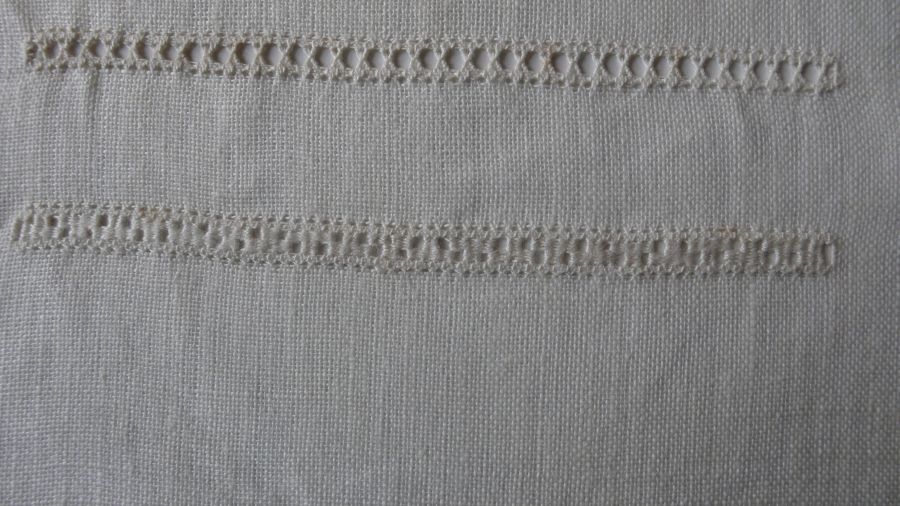 Close up study of the two drawn-thread work techniques – the so-called “H-hålsöm” and  “stoppad hålsöm” in Swedish. Photo and embroidery: Viveka Hansen.