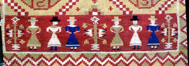 Detail of a border from the same “rölakan” cushion, shows us how finely woven the motifs could become, when the flax warp is covered by the woollen yarn of a fine quality, together with a suitable reed density. (Owner: Helsingborg Museum). Photo: The IK Foundation, London.