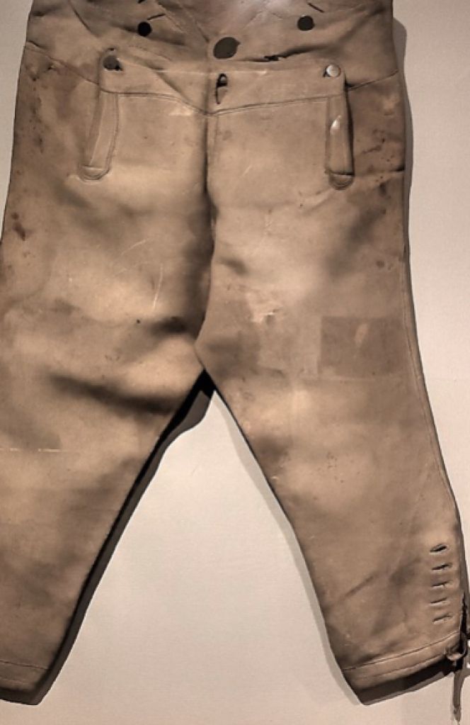 These well-preserved leather breeches dating from about 1793 displayed at the Concord Museum also have a connection to the textile merchant William Monroe, while the garment once belonged to a contemporary apprentice working in the Boston area. Leather as a material was overall seen as the toughest and most durable material within many trades, when sewn together with the tiniest stitches as this pair demonstrates. The museum also emphasises: ‘In his autobiography, William Monroe recorded that taking care that the apprentices’ clothing was in good order was the responsibility of the women in the cabinetmaker’s household’. Photo: The IK Foundation, London.