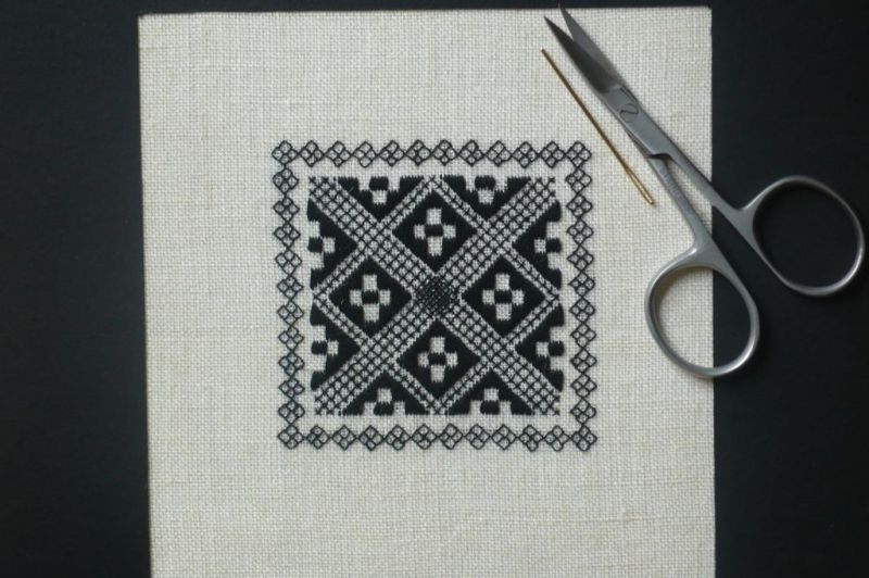Historical reproduction of “svartstick” on unbleached linen (15 threads/cm) with black silk. Photo and embroidery: Viveka Hansen.