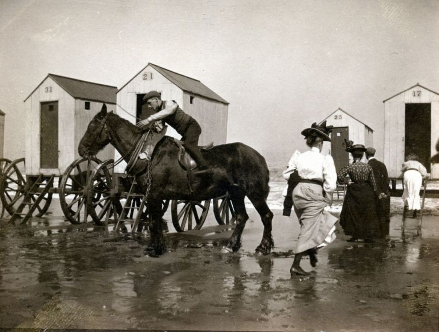 Whitby beach. (Courtesy of: Whitby Museum, Photographic Collection, unknown photographer).
