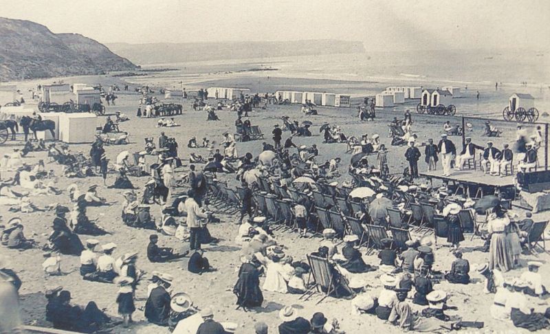 Whitby beach. (Courtesy of: Whitby Museum,  Photographic Collection, unknown photographer).