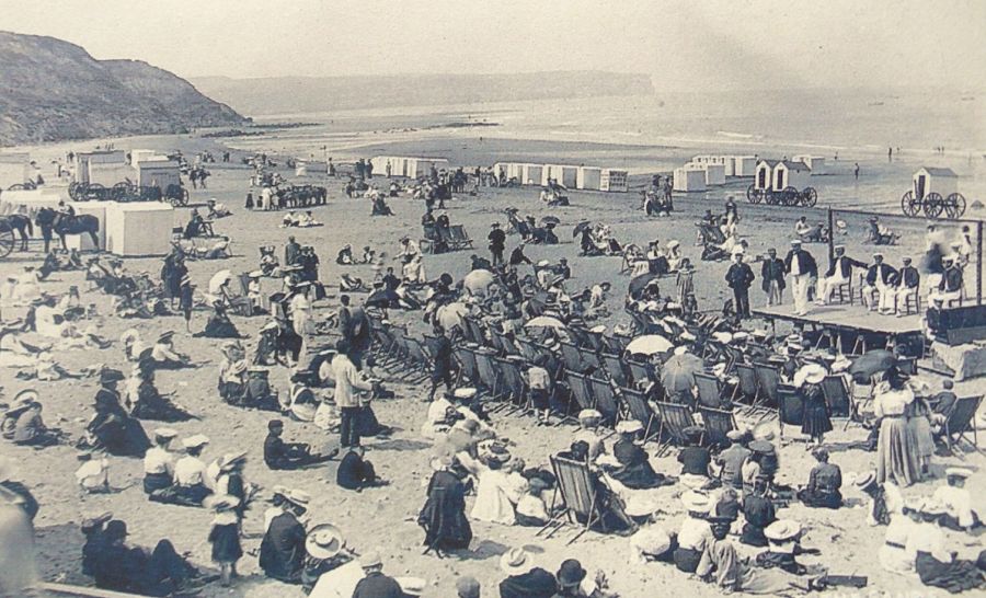 Whitby beach. (Courtesy of: Whitby Museum,  Photographic Collection, unknown photographer).