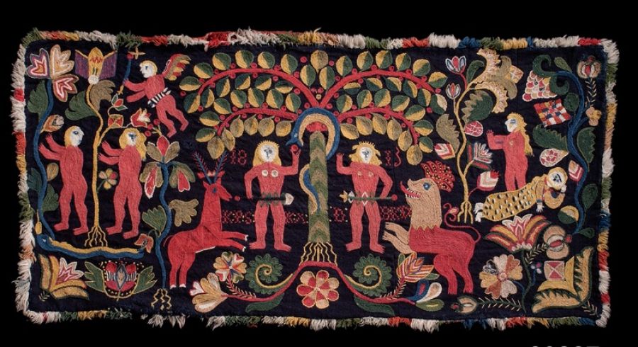 This skilfully made travel cushion in woollen embroidery is preserved in several similar examples from early 19th century and is sewn with chain, stem, satin stitching and knots, added with an embellishing “kavelfrans” (napped edgings). Marking in cross stitch ‘KPS KAD BKD 1813’. From: Hötofta, Oxie district, Skåne, Sweden. (Courtesy of: Nordic Museum, Stockholm, NM.0020227, & historical facts from catalogue card. Creative Commons).